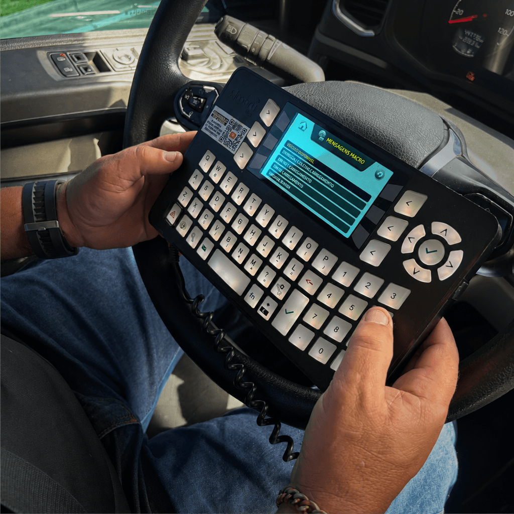 Motorista utilizando terminal de rastreamento e follow-up da FJC LOG