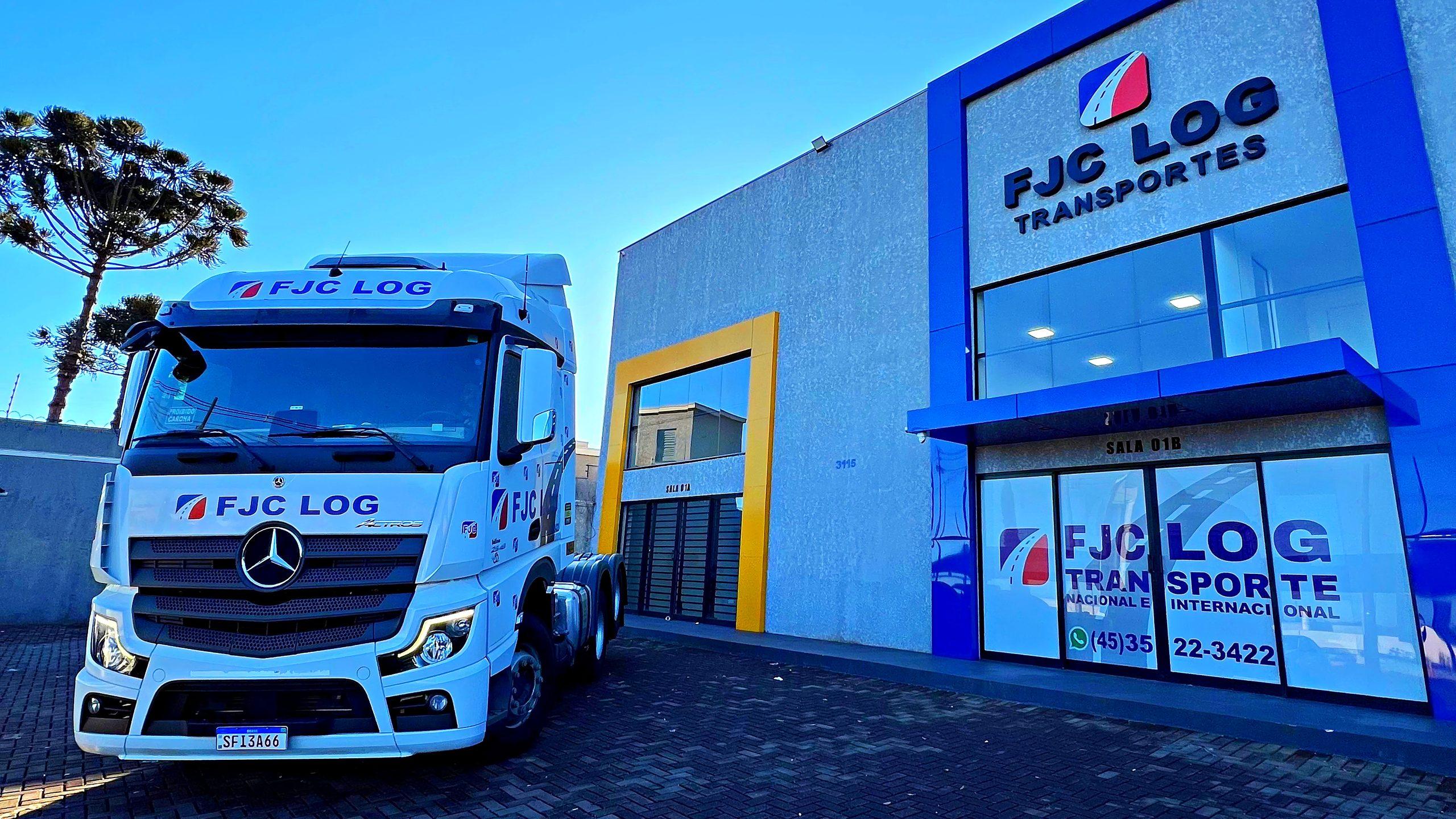 Caminhão sider da FJC LOG Transportes em operação