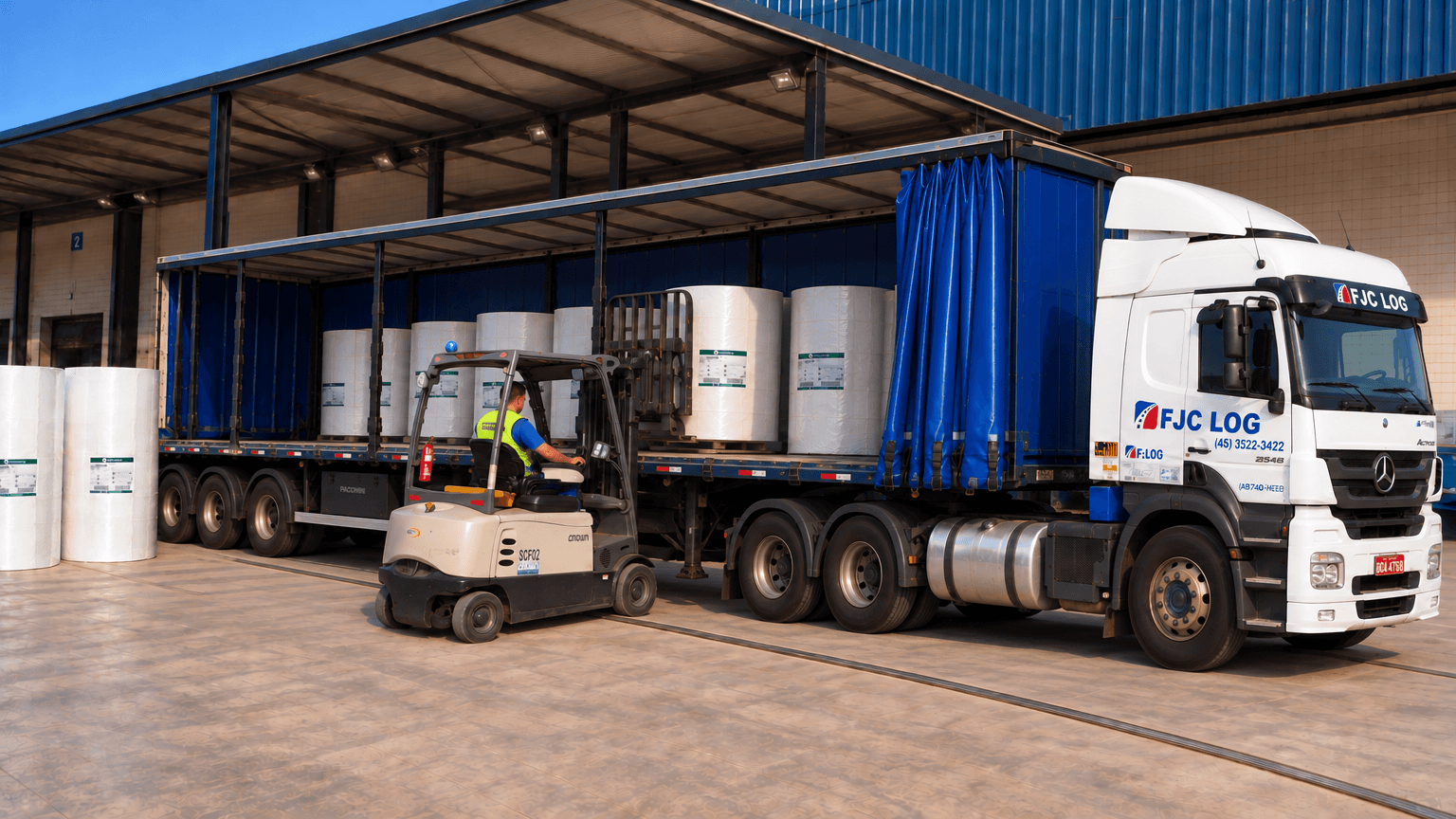 Carregamento de bobinas de papel no caminhão da FJC LOG Transportes